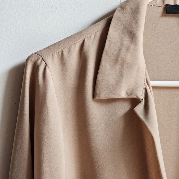 Olivaceous Collared V-Neck Blouse in Women's Small - Picture 6 of 16